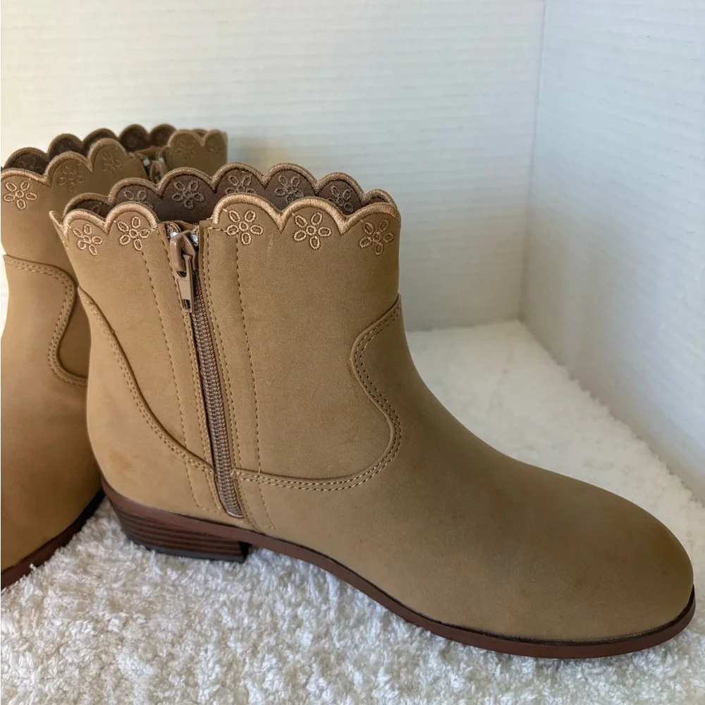 J.Crew Crewcuts Girls' Embroidered Sueded Boots, Color- Camel, Size 5.    NWT